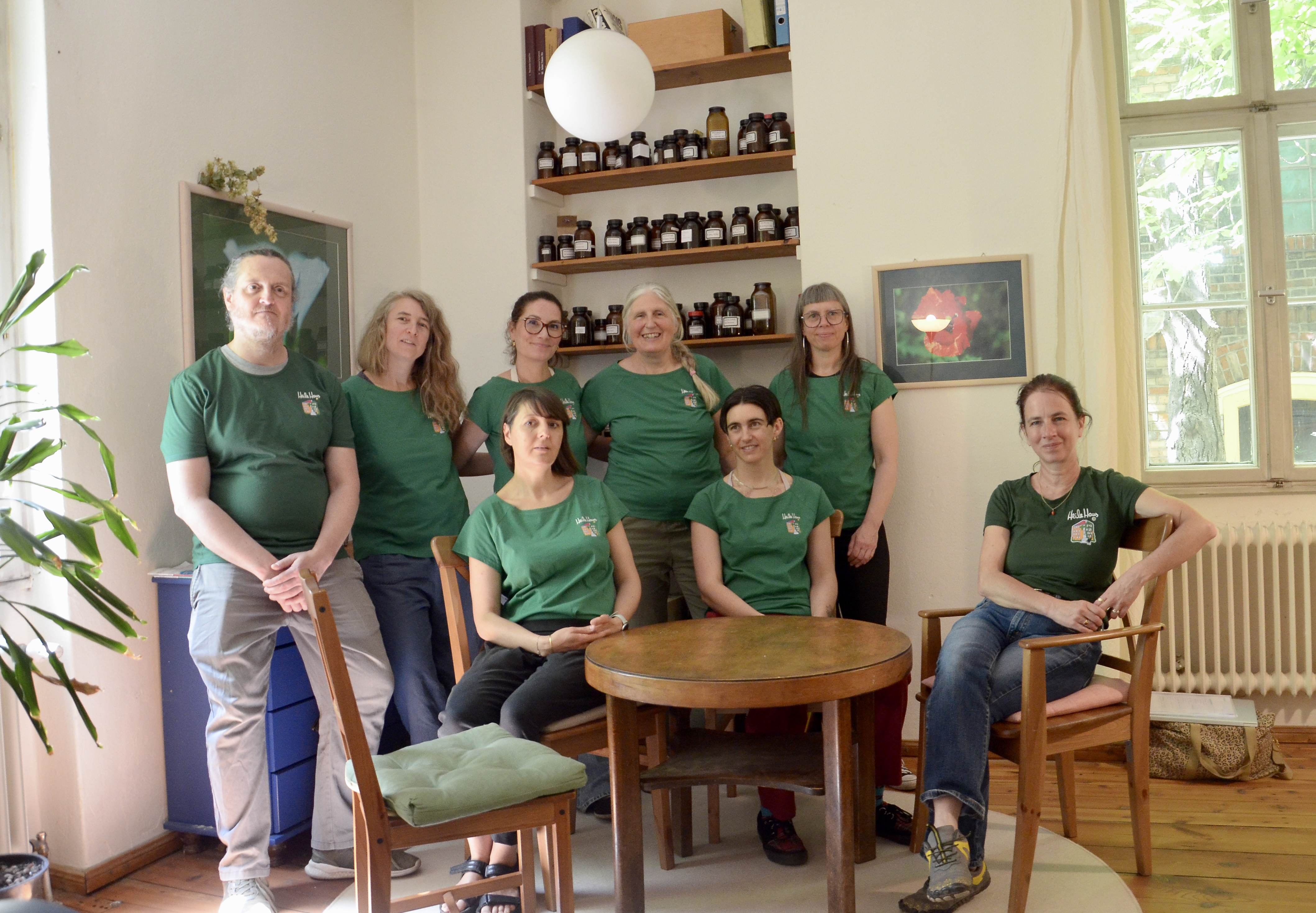 Das Team sitzt und steht in einem Raum der Gesundheitsberatung