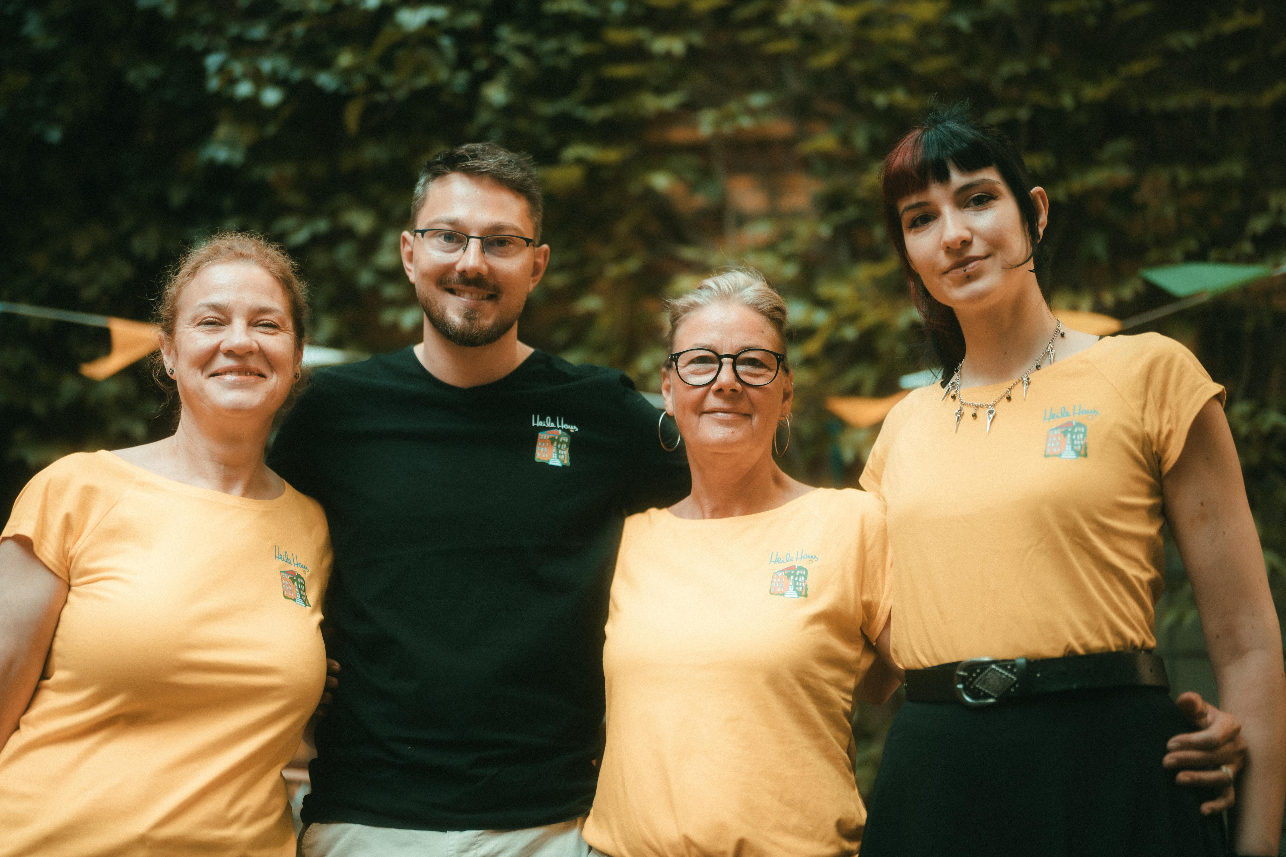 Das vierköpfige Team vom Vereinscafé steht im Hof